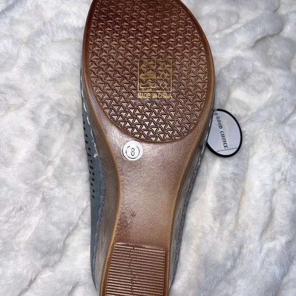 Light blue wedge sandals.  New.  Size 8. - Picture 4 of 9